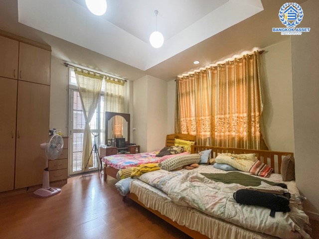 *****ทาวน์เฮ้าส์มือสอง 3 ชั้น ม.ภุมรินทร์ พหลโยธิน72 หลังมุม บนเนื้อที่ 37 ตร.ว. ฟังก์ชัน 5 ห้องนอน 4 ห้องน้ำ 2 ที่จอดรถ แถมฟรี! 3 เครื่องปรับอากาศ 7 เครื่อง และปั๊มน้ำ 1 เครื่อง ทำเลดีมาก เชื่อมต่อ ถ.พหลโยธิน, ถ.รังสิต-ปทุมธานี ใกล้ห้างเซียร์รังสิต ฟิวเจอร์พาร์ครังสิต และรถไฟฟ้าสายสีแดงเข้ม "สถานีหลักหก"